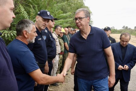 Vučić: “Odlikovaću mnoge vatrogasce, zahvaljujući njima nema žrtava”