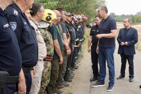 Vučić obišao Deliblatsku peščaru: “Razmere uništenja su velike, tri vatrogasca jedva preživela” (VIDEO)