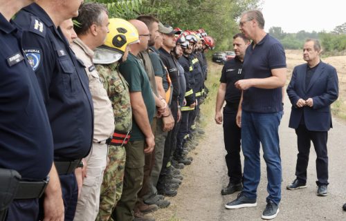 Vučić obišao Deliblatsku peščaru: "Razmere uništenja su velike, tri vatrogasca jedva preživela" (VIDEO)