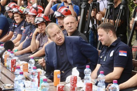 Dačić: “Odluku o traženju pomoći za gašenje požara ne donosi ni Vučić, ni ja, već SVS”