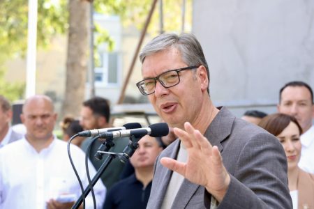 (UŽIVO) Vučić u poseti Mačvanskom okrugu: Obilazi Sajam šljiva “Osečina 2026” (VIDEO)