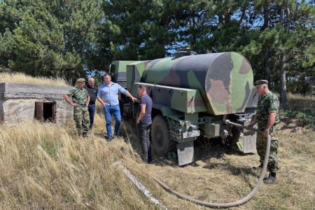 Vojska Srbije pomaže meštanima u sušnim područjima i učestvuje u gašenju požara