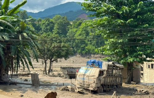 Više od 1.400 ljudi nestalo u poplavama u Nepalu: Među njima i državljanka Srbije, vlasti odbile pomoć