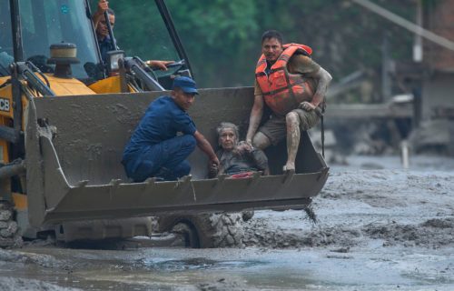 Apokalipsa kakvu svet nije video: U Nepalu ljudi živi zakopani, više od 100 poginulih i oko 600 nestalih