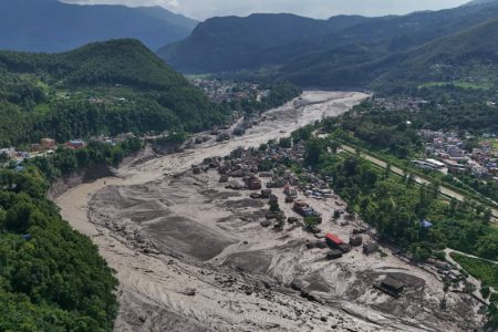 Svet šalje pomoć Nepalu posle katastrofalnih poplava: Najmanje 353 poginulih, 1.000 nestalih