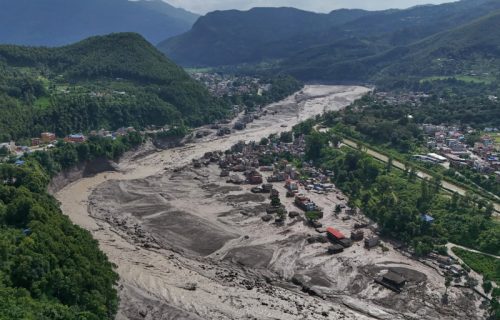 Svet šalje pomoć Nepalu posle katastrofalnih poplava: Najmanje 353 poginulih, 1.000 nestalih