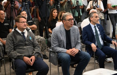 (UŽIVO) Vučić obilazi poligon i rad deminera: "Avionske bombe i rakete problem na više od 150 lokacija u Srbiji" (VIDEO)