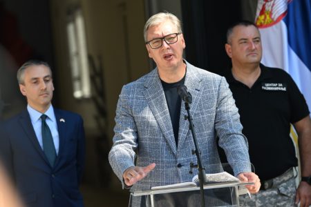 Vučić se obratio u Centru za razminiranje: “Ovo što radimo je važan posao, hvala SAD na donaciji” (VIDEO)