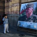 General Mladić helikopterom spasao muslimansku devojčicu: Na razmeni umalo izrešetali i nju i oficira