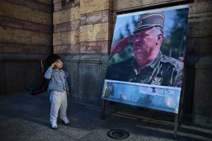 General Mladić helikopterom spasao muslimansku devojčicu: Na razmeni umalo izrešetali i nju i oficira