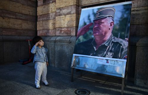 General Mladić helikopterom spasao muslimansku devojčicu: Na razmeni umalo izrešetali i nju i oficira
