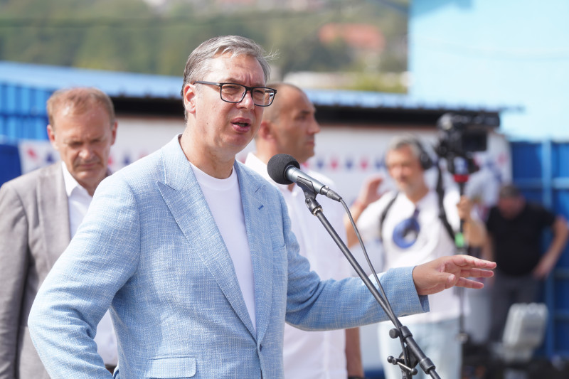 Vučić srušio sve laži i bahatost: Loznica sija, uložene milijarde, a dečak mu poleteo u zagrljaj