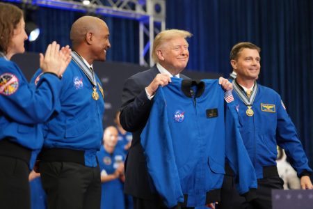 Tramp odlikovao posadu Artemisa II najvišim američkim svemirskim priznanjem