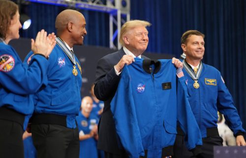 Tramp odlikovao posadu Artemisa II najvišim američkim svemirskim priznanjem