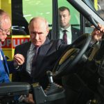 Putin lično testirao novu "volgu K50": Predsednik Rusije seo za volan i dao svoju ocenu