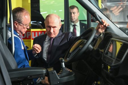 Putin lično testirao novu “volgu K50”: Predsednik Rusije seo za volan i dao svoju ocenu