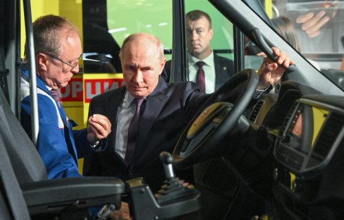 Putin lično testirao novu "volgu K50": Predsednik Rusije seo za volan i dao svoju ocenu