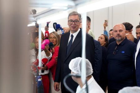 Vučić: “Za 15 dana predstavićemo prve robote koji koriste oružje”