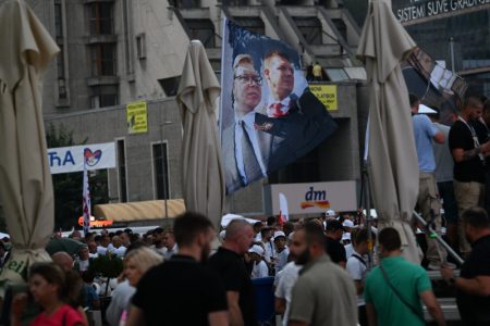 Grupa koja podržava studente u blokadi gađala učesnike mitinga SNS-a u Užicu dok su se razilazili