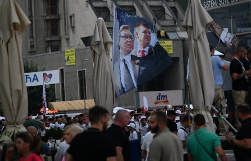Grupa koja podržava studente u blokadi gađala učesnike mitinga SNS-a u Užicu dok su se razilazili