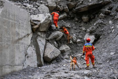 Nada nakon katastrofe: Devet dana posle velikih poplava dva zarobljena radnika spasena u Nepalu (VIDEO)