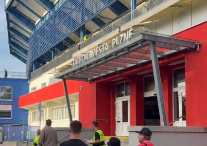 Objektiv u Plzenju: Atmosfera ispred stadiona Viktorije sat vremena pre početka meča sa Zvezdom (VIDEO)