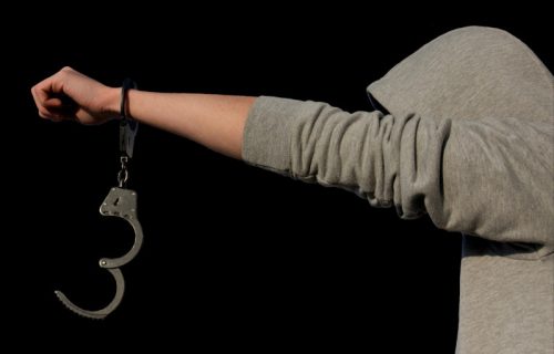 Otmičar se predstavio kao taksista pa strane državljane oteo i danima držao vezane radi iznude