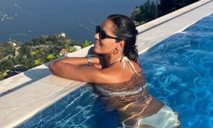 Ana rastura u kupaćem: Nikada nije izgledala atraktivnije, leto joj baš prija (FOTO/VIDEO)