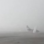 Vetar prevrće avion kao da je od papira: Nevreme pogodilo Italiju, snimljen zastrašujuć momenat (VIDEO)