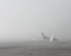 Vetar prevrće avion kao da je papira: Nevreme pogodilo Italiju, snimljen zastrašujuć momenat (VIDEO)
