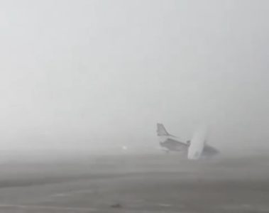 Vetar prevrće avion kao da je papira: Nevreme pogodilo Italiju, snimljen zastrašujuć momenat (VIDEO)