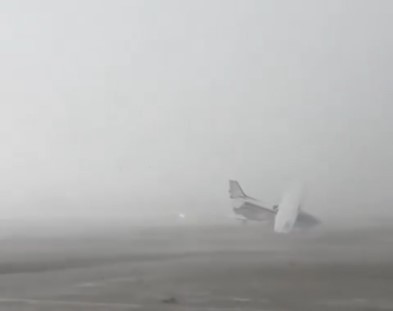 Vetar prevrće avion kao da je papira: Nevreme pogodilo Italiju, snimljen zastrašujuć momenat (VIDEO)