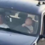 Šok snimak iz komšiluka: Beba za volanom, dečak suvozač, a maloletna majka snima kako se voze