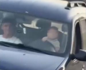 Šok snimak iz komšiluka: Beba za volanom, dečak suvozač, a maloletna majka snima kako se voze