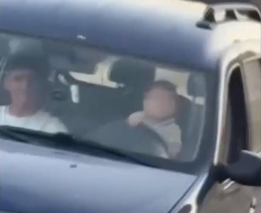 Šok snimak iz komšiluka: Beba za volanom, dečak suvozač, a maloletna majka snima kako se voze