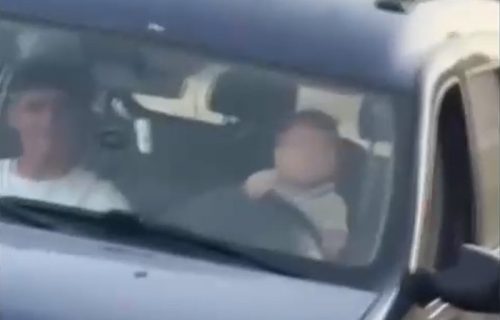 Šok snimak iz komšiluka: Beba za volanom, dečak suvozač, a maloletna majka snima kako se voze