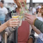 Sve popularniji “soft clubbing“: Kako generacija Z, zamenjuje flaše šampanjca, kafom