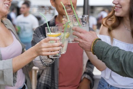 Sve popularniji “soft clubbing“: Kako generacija Z, zamenjuje flaše šampanjca, kafom