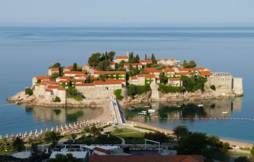 Ležaljke na Kraljevoj plaži čak 240 evra: Šta se krije iza paprenih cena na crnogorskom primorju?