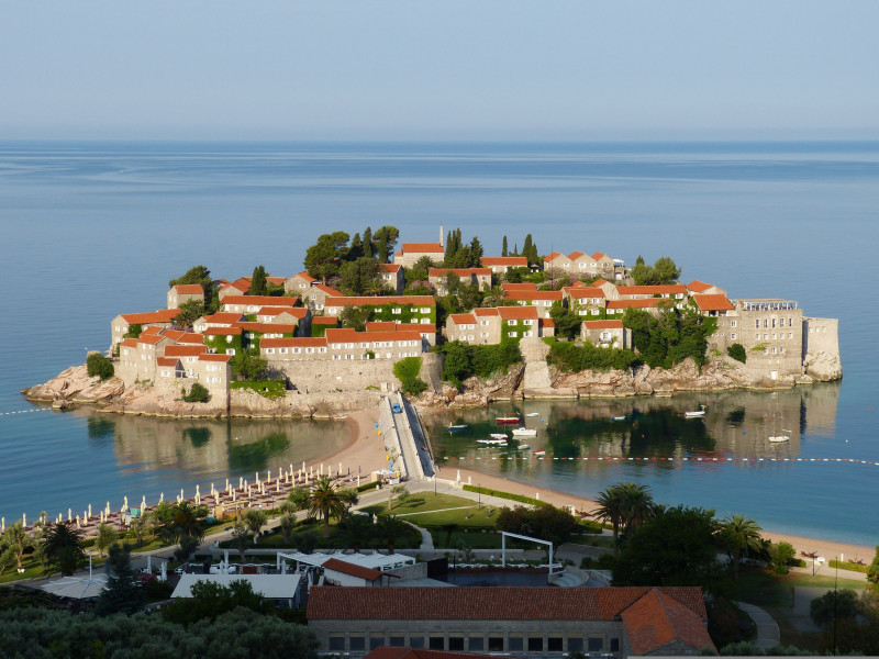 Ležaljke na Kraljevoj plaži čak 240 evra: Šta se krije iza paprenih cena na crnogorskom primorju?