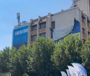 Albanci skinuli natpis “Free Ukraine”: Bes i neverica u Prištini zbog izjave Zelenskog u Beogradu (VIDEO)