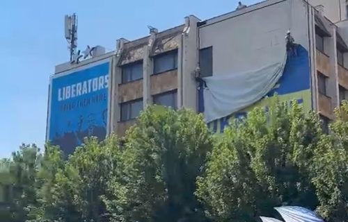 Albanci skinuli natpis "Free Ukraine": Bes i neverica u Prištini zbog izjave Zelenskog u Beogradu (VIDEO)
