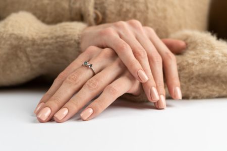 “Prašnjavi” manikir osvaja svet: Viktorija Bekam ponovo diktira trendove na noktima