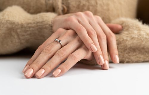 “Prašnjavi" manikir osvaja svet: Viktorija Bekam ponovo diktira trendove na noktima