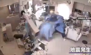 Zemljotres usred operacije: Pogledajte šta japanski hirurzi rade dok instrumenti lete po sali (VIDEO)