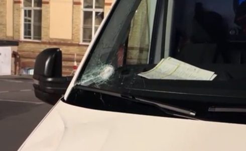 Hitnu pomoć napali sekirama zbog TikTok snimka: Širi se priča o “crnom sanitetu” koji krade decu (VIDEO)