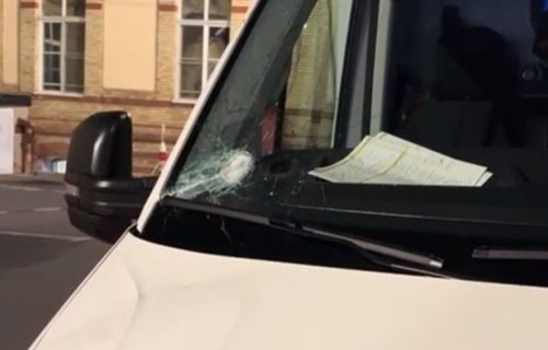 Hitnu pomoć napali sekirama zbog TikTok snimka: Širi se priča o "crnom sanitetu" koji krade decu (VIDEO)