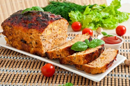 Faširana mesni rolat sa karamelizovanim lukom (RECEPT+VIDEO)