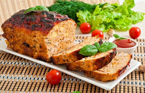 Faširana mesni rolat sa karamelizovanim lukom (RECEPT+VIDEO)