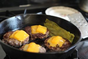 Sjajan trik za vegansku čizburger tortilju: Tako ukusan, kao da je pravi (RECEPT+VIDEO)